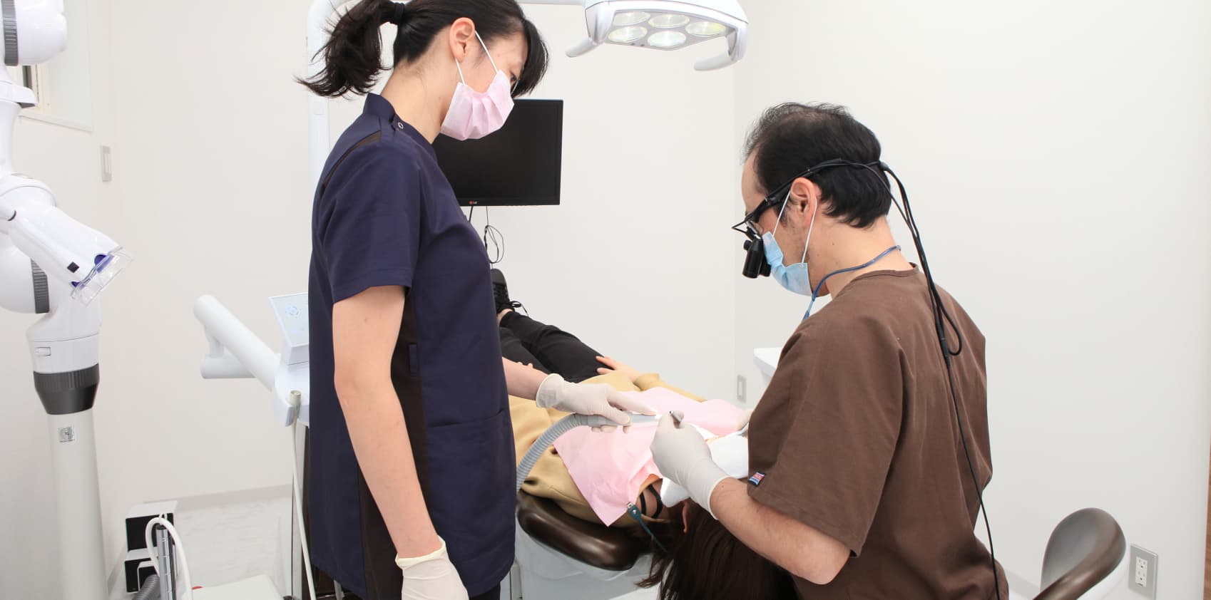 歯を治療する歯科医師